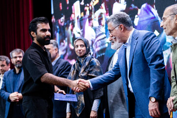 تقدیر از برگزیدگان در نشست هم‌اندیشی دانشجویان فعال رسانه‌ای توسط محمدرضا ظفرقندی، وزیر بهداشت