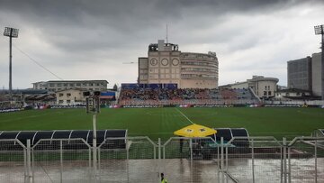 غافلگیری هواداران استقلال و نساجی از بارش باران در ورزشگاه وطنی قائمشهر