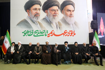 مسعود پزشکیان، غلامعلی حداد عادل، سید مسعود خامنه‌ای، سید مصطفی خامنه‌ای، محمد محمدی گلپایگانی، محمدجواد محمدی گلپایگانی، محمدباقر قالیباف، غلامحسین محسنی اژه‌ای و سید علی اصغر حجازی در مراسم بزرگداشت چهلم «آقای شهید ایران»
