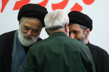سید مسعود خامنه‌ای، سید مصطفی خامنه‌ای و حسین نجات در مراسم بزرگداشت چهلم «آقای شهید ایران»