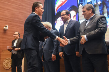 آیین تجلیل از صنعتگران، معدنکاران و صادرکنندگان برگزیده استان سمنان