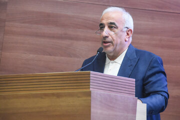 سخنرانی فرج الله معماری، رئیس اتاق بازرگانی استان سمنان در آیین تجلیل از صنعتگران، معدنکاران و صادرکنندگان برگزیده استان سمنان