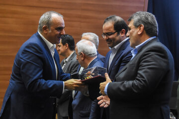آیین تجلیل از صنعتگران، معدنکاران و صادرکنندگان برگزیده استان سمنان