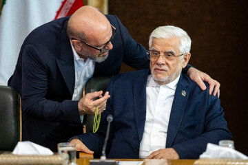 محمد رضا عارف، معاون اول رئیس جمهور و سردار حسین دهقان،رئیس بنیاد مستضعفان انقلاب اسلامی در مراسم تقدیر از فعالان مراسم اربعین