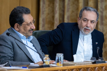 سید عباس عراقچی، وزیر امور خارجه و سید محمد اتابک،  وزیر صنعت، معدن و تجارت در مراسم تقدیر از فعالان مراسم اربعین با حضور معاون اول رئیس جمهور