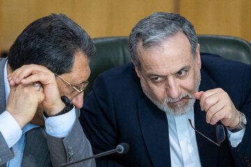 سید عباس عراقچی، وزیر امور خارجه و سید محمد اتابک،  وزیر صنعت، معدن و تجارت در مراسم تقدیر از فعالان مراسم اربعین با حضور معاون اول رئیس جمهور