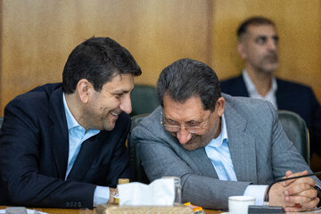 سید محمد اتابک،  وزیر صنعت، معدن و تجارت و سید ستار هاشمی، وزیر ارتباطات و فناوری اطلاعات در مراسم تقدیر از فعالان مراسم اربعین با حضور معاون اول رئیس جمهور