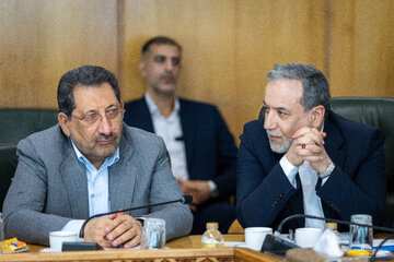 سید عباس عراقچی، وزیر امور خارجه و سید محمد اتابک،  وزیر صنعت، معدن و تجارت در مراسم تقدیر از فعالان مراسم اربعین با حضور معاون اول رئیس جمهور