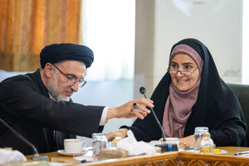 فرزانه صادق، وزیر راه و شهرسازی و سید مهدی خاموشی، رئیس سازمان اوقاف و امور خیریه در مراسم تقدیر از فعالان مراسم اربعین با حضور معاون اول رئیس جمهور