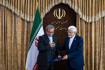 تقدیر از غلامحسین مظفری، استاندار خراسان توسط محمد رضا عارف، معاون اول رئیس جمهور