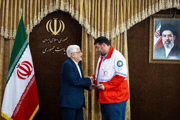 تقدیر از پیرحسین کولیوند، رئیس جمعیت هلال‌احمر توسط محمد رضا عارف، معاون اول رئیس جمهور