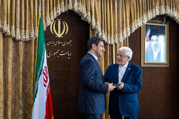 تقدیر از سید ستار هاشمی، وزیر ارتباطات و فناوری اطلاعات توسط محمد رضا عارف، معاون اول رئیس جمهور