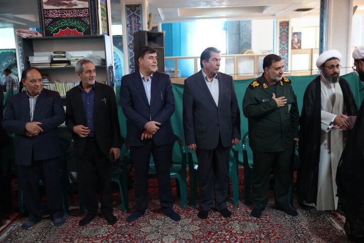 امام جمعه کرمان: رهبر شهید انقلاب برای دفاع از جمهوریت و اسلامیت نظام محکم ایستاد