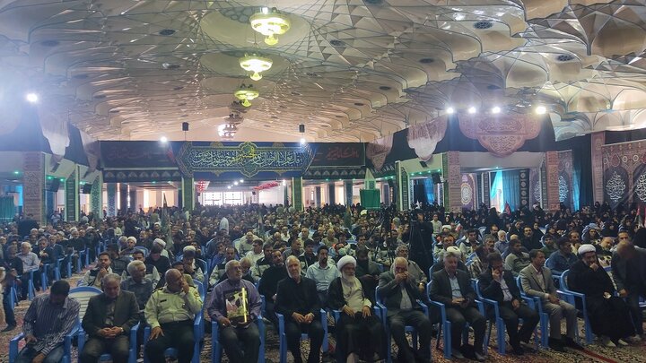 امام جمعه کرمان: رهبر شهید انقلاب برای دفاع از جمهوریت و اسلامیت نظام محکم ایستاد