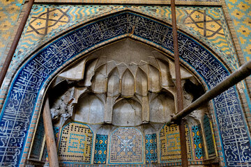 از زمان ساخت مسجد، ۹ سنگ قیمتی زیر سقف و بالای محراب جاساز شده بوده تا هر زمان مسجد به پول نیاز داشت، سنگ‌ها را فروخته و خرج آن کنند اما  حدود ۱۰ سال قبل زمانی که تولیت مسجد این دستور را می شنود با بررسی مکان با جای خالی آن ها مواجه می شود..
شریعتمداری گفته «وقتی داربست‌های چوبی این مسجد را برای تعمیر زده بودند؛ زمانی که نمی‌دانیم کی بوده، این سنگ ها را به سرقت برده اند. هنوز جای این سنگ‌ها از پایین مشخص است. ما نمی‌دانیم چه کسی یا کسانی و چطور و در چه زمانی این سنگ‌ها را دزدیده‌اند.»