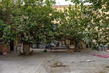 طبق اسناد و شواهدی که فعالان میراث سنگلج از آن حرف می زنند ایوان چهارم مسجد در ضلع شمالی بنا سال ها قبل دستخوش ساخت و ساز شده و به جز ی رد آجر چیز دیگری از آن باقیی نمانده است.