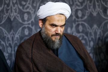 حجت‌الاسلام محمدجواد محمدی گلپایگانی ، داماد رهبر شهید انقلاب در مراسم بزرگداشت چهلم «آقای شهید ایران» در حرم مطهر رضوی