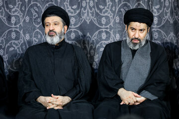 حجت‌الاسلام میثم خامنه‌ای و حجت‌الاسلام مسعود خامنه‌ای، فرزندان رهبر شهید انقلاب در مراسم بزرگداشت چهلم «آقای شهید ایران» در حرم مطهر رضوی