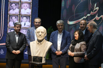 رونمایی از سردیس مرحوم دکتر علی مناف‌زاده متخصص اطفال در ویژه برنامه«عهد طبیب» در اردبیل