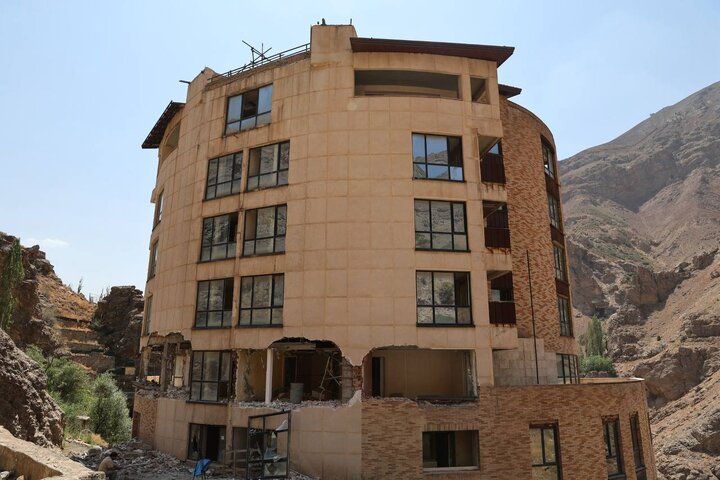 آغاز تخریب ساختمان ۱۰ طبقه غیرمجاز در پلاک ۲۰ میگون با حکم قاطع دستگاه قضایی