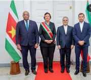 سفیر آکردیته ایران در سورینام استوارنامه خود را تقدیم کرد
