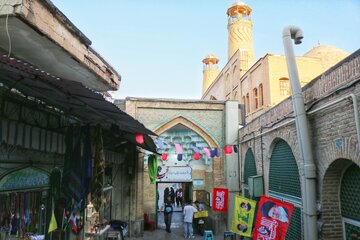 مسجد جامع همدان دارای سه درب ورودی است .