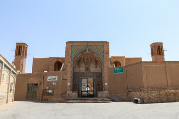مدرسه آقابزرگ کاشان در ابتدای ورودی دارای سردر، جلوخان و کریاس وسیع هشت ضلعی است.