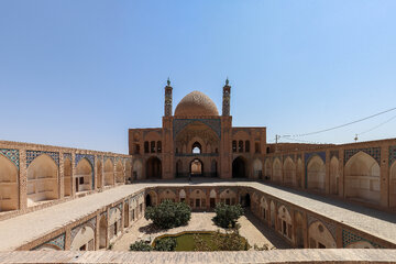 صحن مسجد مدرسه آقابزرگ کاشان در دو طبقه ساخته شده، طبقه اول که همکف است با حوض و باغچه بندی اختصاص به مدرسه داشته است.