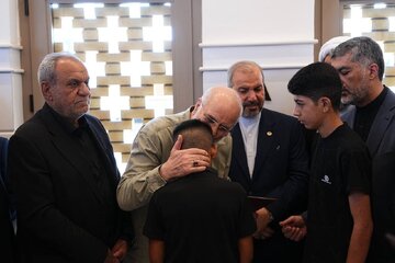تجلیل قالیباف از جانبازان و خانواده شهدای حمله اخیر سعودی_آمریکایی به پایگاه حشدالشعبی