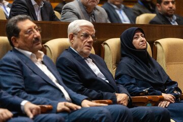 از راست- شینا انصاری، رئیس سازمان حفاظت محیط زیست و محمدرضا عارف، معاون اول رئیس‌جمهور و محمد اتابک، وزیر صمت در بیست و پنجمین همایش ملی صنعت، معدن و خدمات سبز