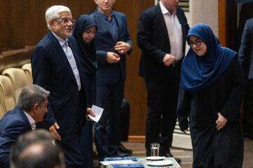 فاطمه مهاجرانی، سخنگوی دولت و محمدرضا عارف، معاون اول رئیس‌جمهور در بیست و پنجمین همایش ملی صنعت، معدن و خدمات سبز