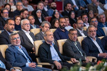 علیرضا زاکانی، شهردار تهران، جعفر قائم پناه، معاون اجرایی رییس جمهور، مسعود پزشکیان، رییس جمهور و محمدرضا ظفرقندی، وزیر بهداشت در مراسم گرامیداشت روز پزشک