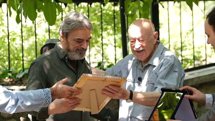 اهدای نشان روح‌الله خالقی به حسین علیزاده در منزل فرهاد فخرالدینی