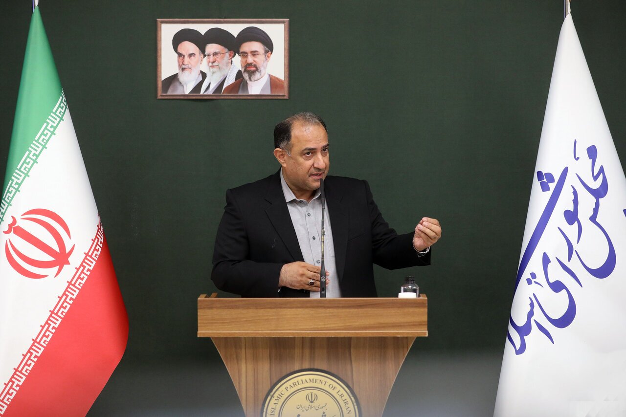 عضو کمیسیون اجتماعی: چرا تبدیل وضعیت نیروهای شرکتی اجرا نمی‌شود؟