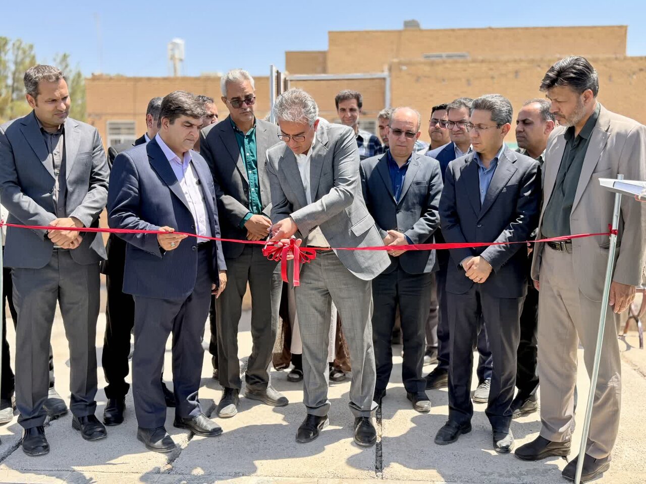بهره‌برداری از سالن ورزشی ترک‌آباد و ۴۲ زمین چمن مصنوعی در اردکان