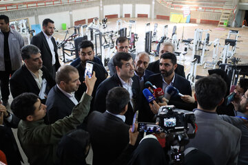 بازدید وزیر ورزش و جوانان از سالن ورزشی یادگار امام (ره) شهرکرد