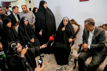 تحویل کلید واحد مسکونی به «ستایش» و «نیایش»؛ دو دختر نوجوان بازمانده از خانواده ای در حمله تروریستی شهریار توسط  جعفر قائم پناه، معاون اجرایی رئیس‌جمهور در سفر به استان قم