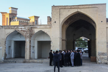 بازدید معاون حقوقی رئیس‌جمهور از کاروانسرای شاه عباسی سمنان