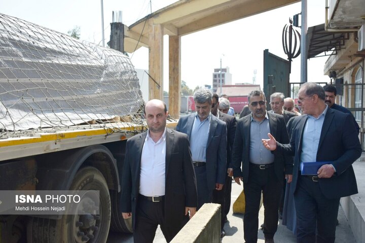 بازدید رئیس‌کل دادگستری گیلان از انبارهای عمومی آستارا / تأکید بر تعیین‌تکلیف اموال تملیکی