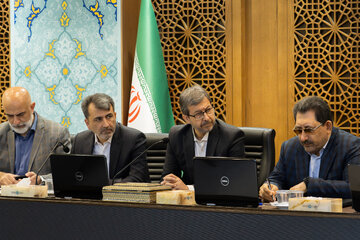 به ترتیب از سمت چپ، کوروش خسروی،  معاون هماهنگی امور اقتصادی استانداری اصفهان، پ، امیر کشانی، رئیس اتاق بازرگانی اصفهان، مهدی جمالی‌نژاد، استاندار اصفهان و سیدمحمد اتابک، وزیر صمت در جلسه شورای برنامه ریزی و توسعه استان اصفهان