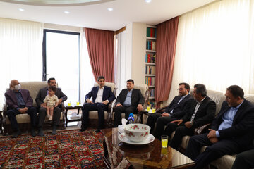 دیدار وزیر ارتباطات و فناوری اطلاعات با خانواده شهید اردشیر رئیسی از شهدای جنگ رمضان