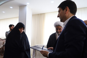 دیدار وزیر ارتباطات و فناوری اطلاعات با خانواده شهید اردشیر رئیسی از شهدای جنگ رمضان