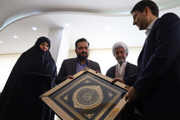 دیدار وزیر ارتباطات و فناوری اطلاعات با خانواده شهید اردشیر رئیسی از شهدای جنگ رمضان