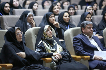 مسعود امامی یگانه استاندار اردبیل، زهرا بهروز آذر معاون رئیس‌جمهور در امور زنان و خانواده و فریبا محمدلو مدیرکل امور بانوان و خانواده استانداری اردبیل در نشست با بانوان فرهیخته استان اردبیل