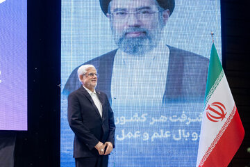 محمدرضا عارف، معاون اول رئیس‌جمهور در همایش شصت و چهارمین سال جایزه البرز