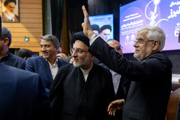 محمدرضا عارف، معاون اول رئیس‌جمهور در همایش شصت و چهارمین سال جایزه البرز