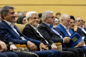 محمدرضا عارف، معاون اول رئیس‌جمهور در همایش شصت و چهارمین سال جایزه البرز