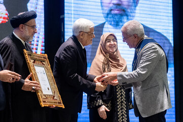 تجلیل از برگزیدگان علمی کشور در همایش شصت و چهارمین سال جایزه البرز
