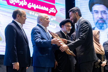 تجلیل از برگزیدگان علمی کشور در همایش شصت و چهارمین سال جایزه البرز