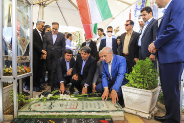 ادای احترام سیدحمید پورمحمدی ، رئیس سازمان برنامه و بودجه کشوربه مقام شامخ سردارشهید قاسم سلیمانی در گلزار شهدای کرمان